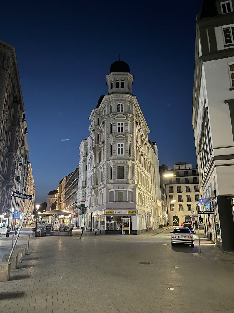 Hamburg, alacakaranlıkta Gustav-Mahler-Platz