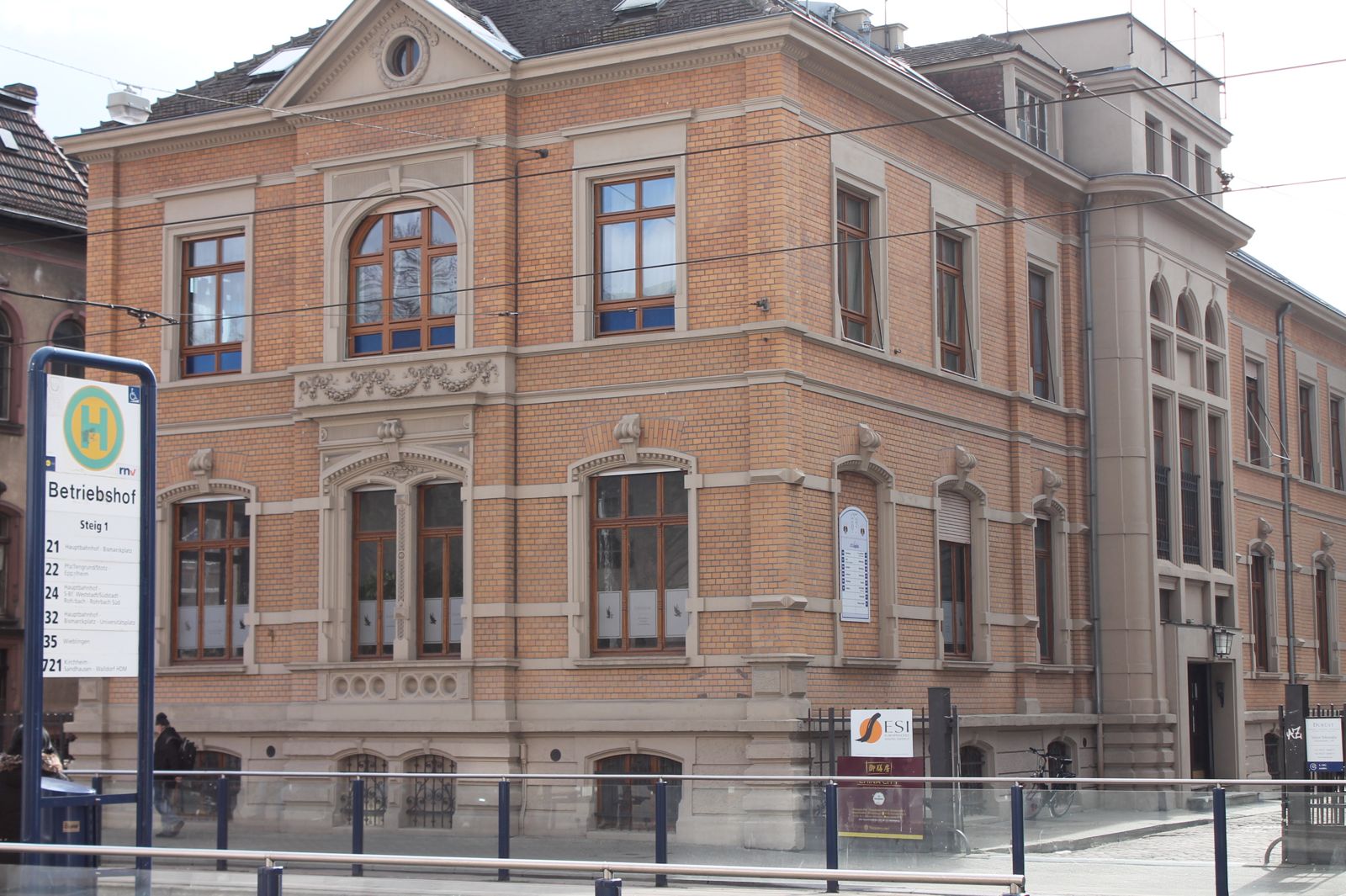 Heidelberg’deki büro binası (Betriebshof durağında tuğla bina)