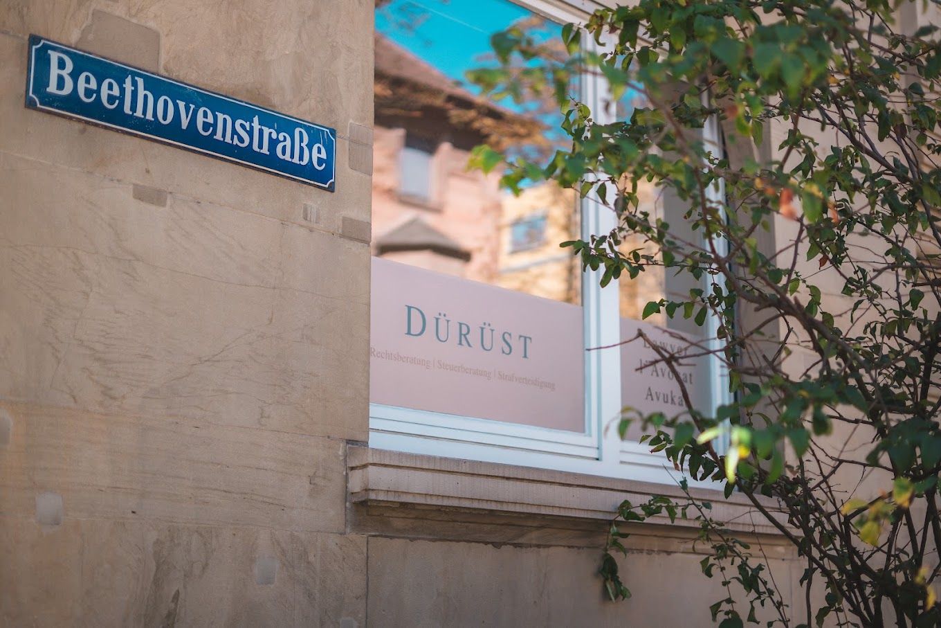Mannheim’da Beethovenstraße’deki büro penceresi ve DÜRÜST yazısı